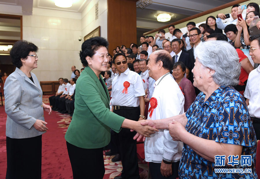 6月16日，中共中央政治局委員、國務(wù)院副總理劉延?xùn)|在北京看望出席中國人口福利基金會(huì)成立30周年座談會(huì)的歷屆“中華人口獎(jiǎng)”獲獎(jiǎng)?wù)叽?。新華社記者 饒愛民 攝