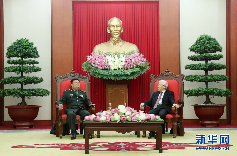 6月18日，在越南首都河內(nèi)，正在越南訪問的中央軍委副主席范長龍（左）會見越共中央總書記阮富仲。 新華社發(fā)（李曉偉攝） 