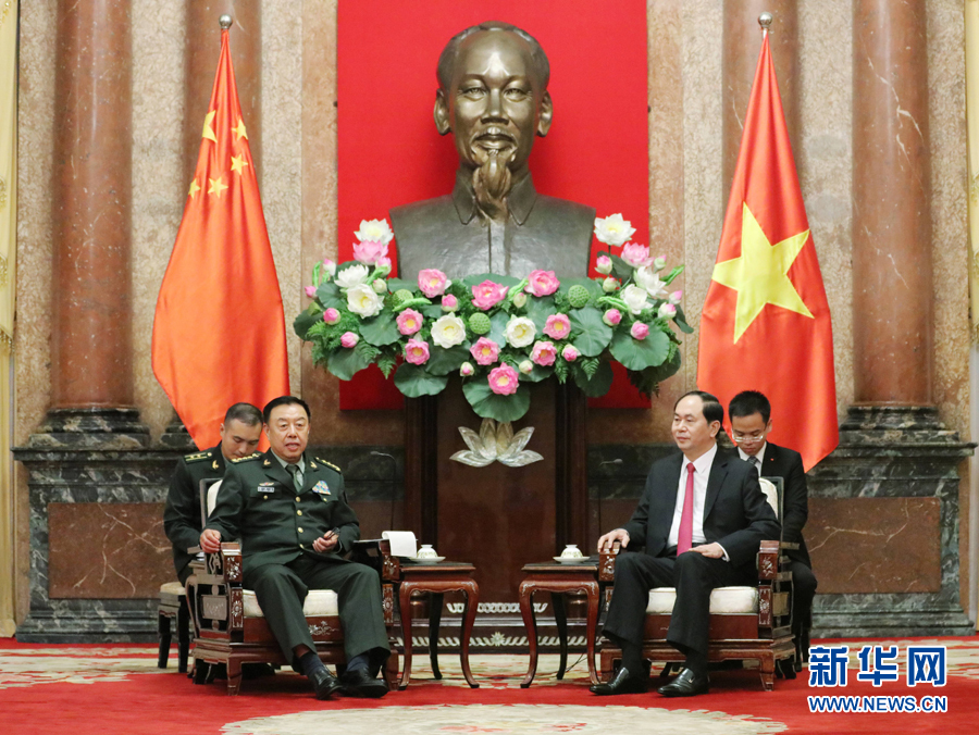 6月18日，在越南首都河內(nèi)，正在越南訪問的中央軍委副主席范長龍（左前）會見越南國家主席陳大光（右前）。 新華社發(fā)（李曉偉攝）
