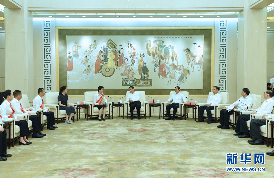 6月21日，廖俊波同志先進(jìn)事跡報(bào)告會(huì)在北京人民大會(huì)堂舉行。報(bào)告會(huì)前，中共中央政治局常委、中央書記處書記劉云山會(huì)見報(bào)告團(tuán)成員，代表習(xí)近平總書記，代表黨中央，向廖俊波同志家屬表示親切慰問，并頒發(fā)黨中央追授廖俊波同志“全國優(yōu)秀共產(chǎn)黨員”證書、獎(jiǎng)?wù)隆Ｐ氯A社記者 饒愛民 攝