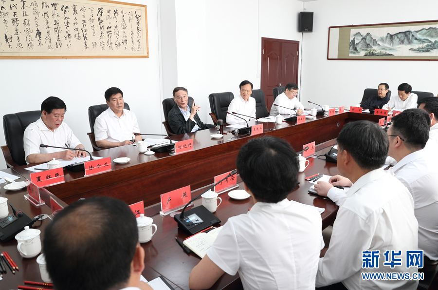6月20日至22日，中共中央政治局常委、中央紀委書記王岐山在貴州省檢查紀檢監(jiān)察工作。這是6月21日，王岐山在修文縣委紀委座談會上講話。新華社記者 王曄 攝