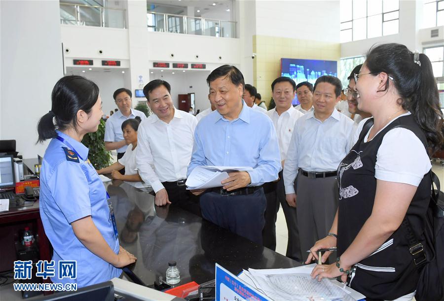 6月22日至24日，中共中央政治局常委、中央書記處書記劉云山在遼寧調(diào)研。這是6月22日，劉云山在中國（遼寧）自貿(mào)試驗區(qū)營口片區(qū)與干部群眾深入交流。新華社記者 張鐸 攝