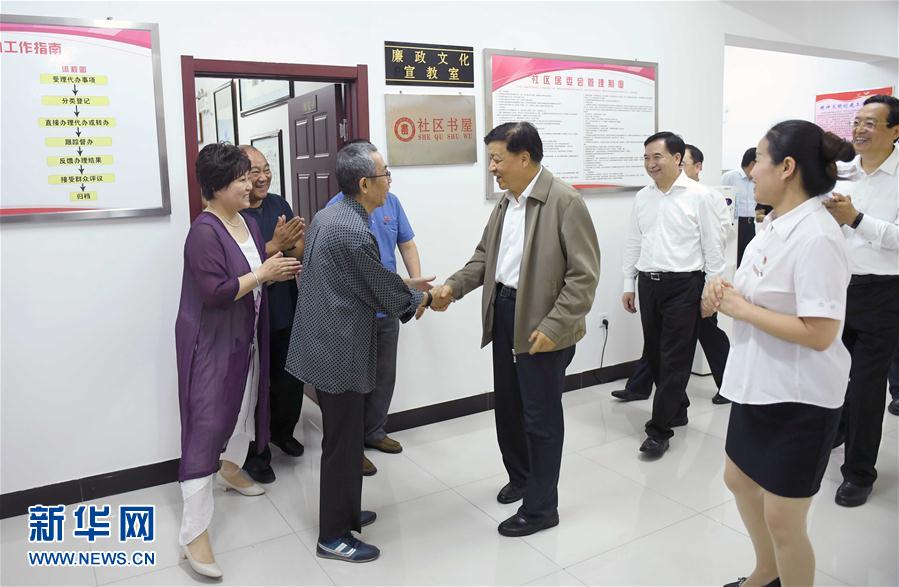 6月22日至24日，中共中央政治局常委、中央書記處書記劉云山在遼寧調(diào)研。這是6月23日，劉云山在錦州市西街社區(qū)與干部群眾深入交流。新華社記者 張鐸 攝
