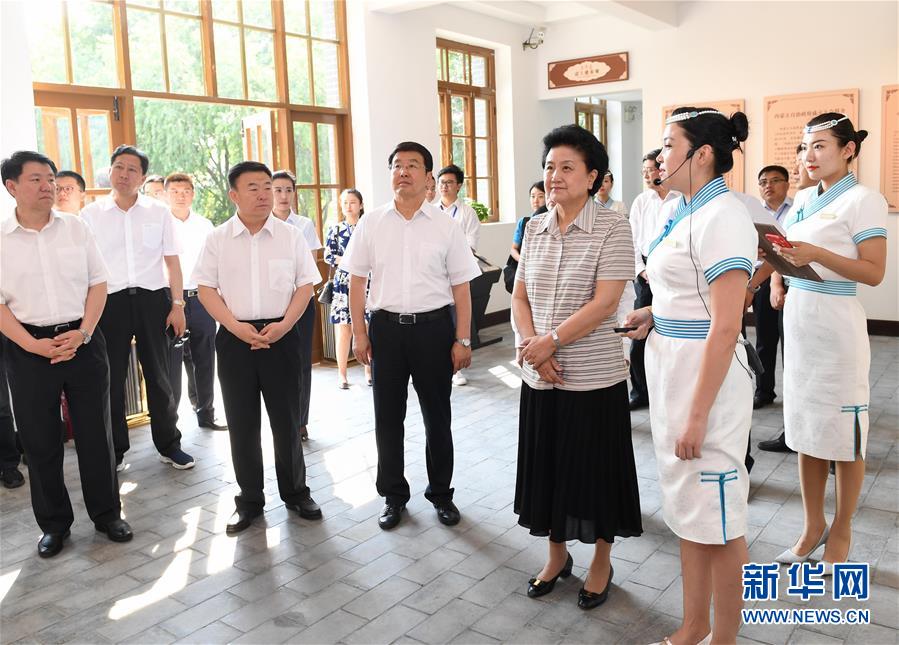 6月25日，全國民族團(tuán)結(jié)進(jìn)步創(chuàng)建經(jīng)驗(yàn)交流現(xiàn)場會(huì)在內(nèi)蒙古興安盟召開，中共中央政治局委員、國務(wù)院副總理劉延?xùn)|出席會(huì)議并講話。在內(nèi)蒙古期間，劉延?xùn)|考察內(nèi)蒙古人民代表會(huì)議舊址即“五一會(huì)址”，深入社區(qū)看望各族干部群眾。這是劉延?xùn)|考察“五一會(huì)址”。新華社記者 陳曄華 攝