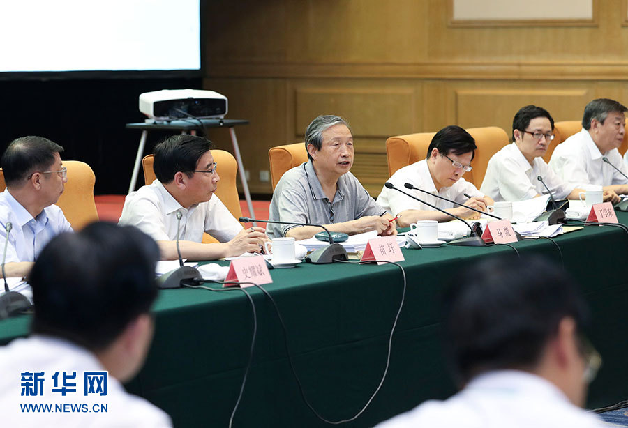 近日，中共中央政治局委員、國(guó)務(wù)院副總理馬凱在北京調(diào)研新能源汽車(chē)產(chǎn)業(yè)發(fā)展。這是7月4日，馬凱在北京深入新能源汽車(chē)充換電設(shè)施、充電服務(wù)平臺(tái)、分時(shí)租賃等單位調(diào)研，并主持召開(kāi)推廣應(yīng)用座談會(huì)。新華社記者 龐興雷 攝