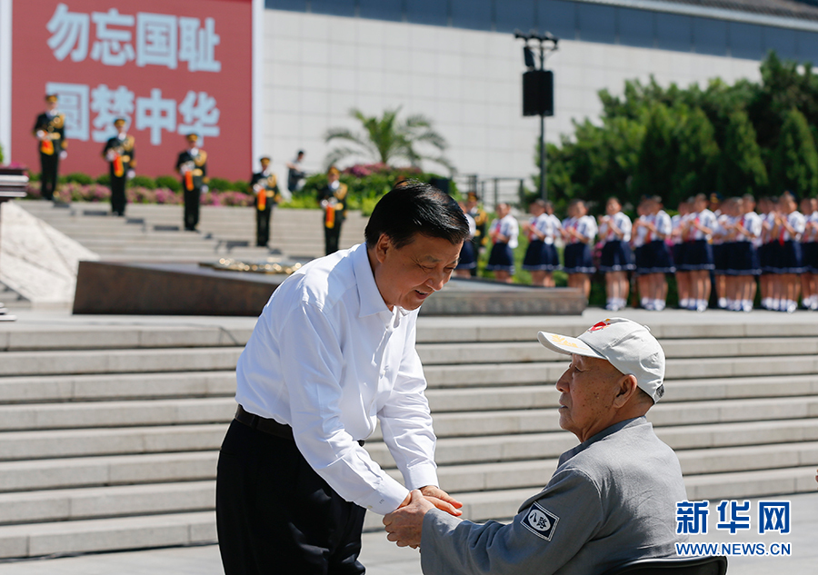 7月7日，紀念全民族抗戰(zhàn)爆發(fā)80周年儀式在中國人民抗日戰(zhàn)爭紀念館舉行。中共中央政治局常委、中央書記處書記劉云山出席儀式并講話。這是儀式開始前，劉云山與老八路代表握手。新華社記者崔新鈺攝