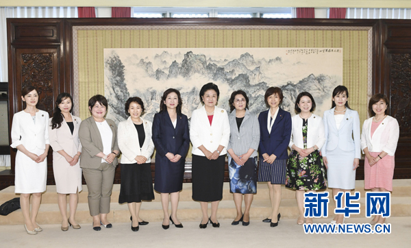 　　7月12日，國(guó)務(wù)院副總理劉延?xùn)|在北京會(huì)見以日本自民黨前總務(wù)會(huì)長(zhǎng)野田圣子為首的日本執(zhí)政黨女國(guó)會(huì)議員代表團(tuán)一行。 新華社記者 高潔 攝