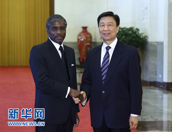 7月13日，中國國家副主席李源潮在北京人民大會(huì)堂與赤道幾內(nèi)亞副總統(tǒng)曼格會(huì)談。 新華社記者 謝環(huán)馳 攝