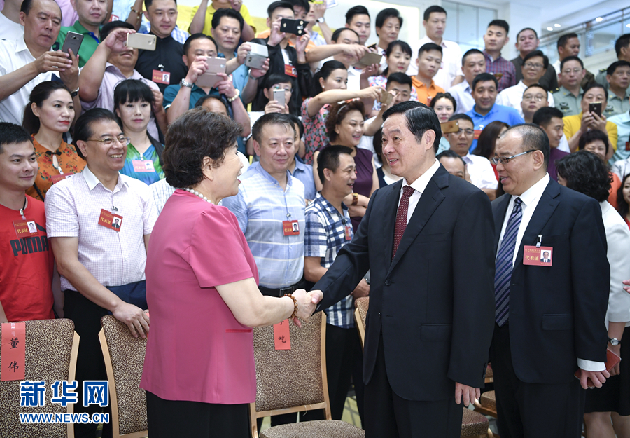 7月19日，中國曲藝家協(xié)會第八次全國代表大會在北京召開。中共中央政治局委員、中央書記處書記、中宣部部長劉奇葆出席開幕式并講話。這是開幕式前，劉奇葆接見與會代表。新華社記者 張領 攝
