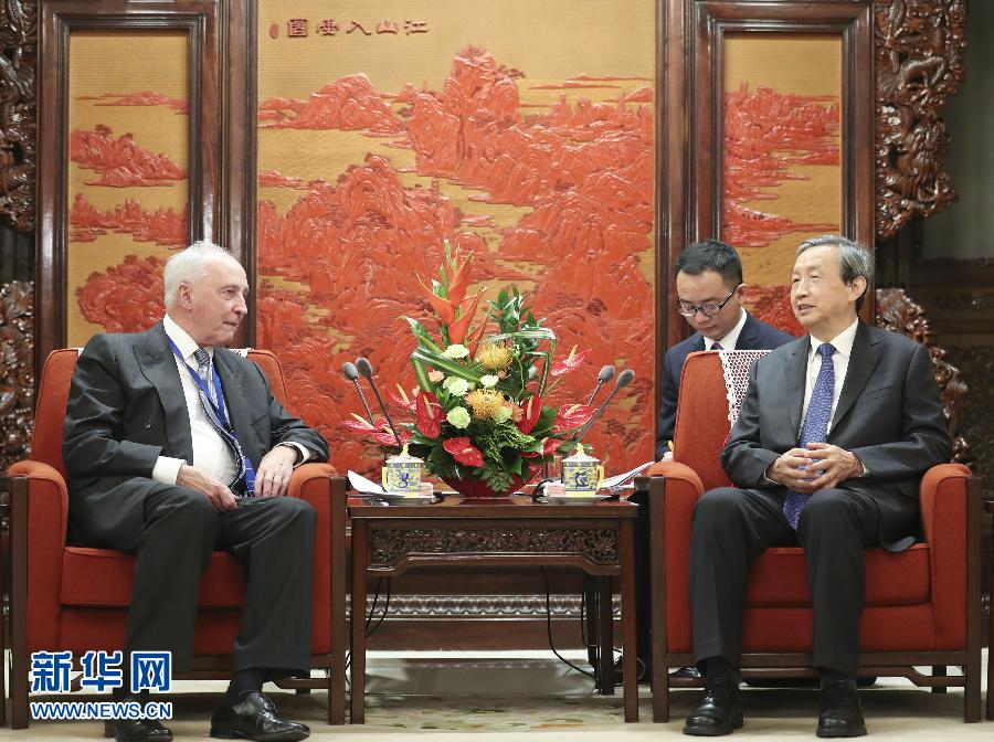7月20日，國(guó)務(wù)院副總理馬凱在北京中南海紫光閣會(huì)見以澳大利亞前總理基廷為主席的國(guó)家開發(fā)銀行國(guó)際顧問委員會(huì)成員。 新華社記者丁林?jǐn)z