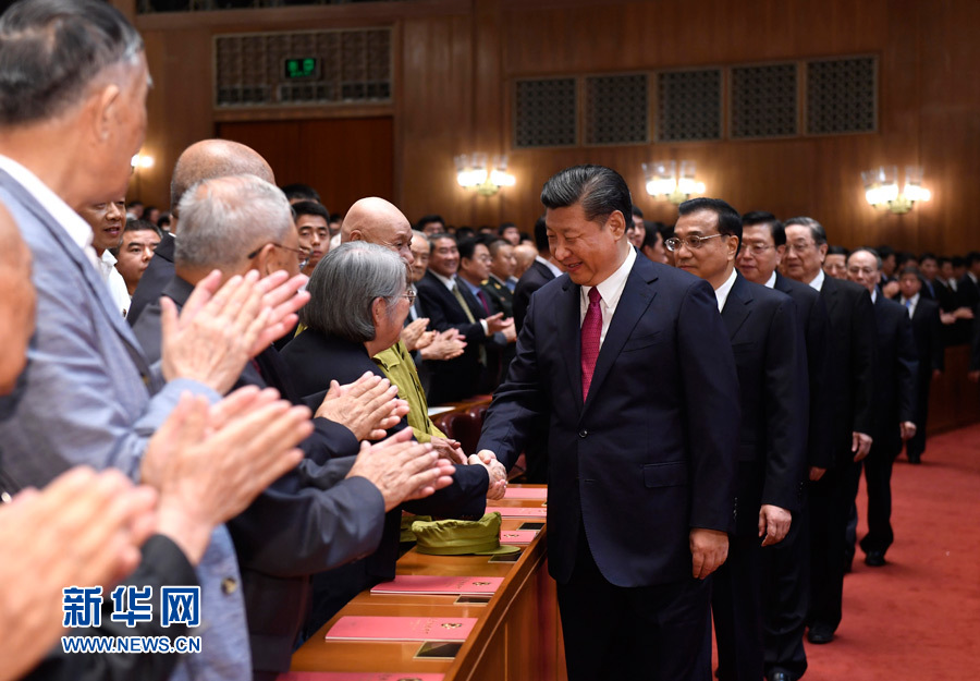 7月28日，慶祝中國人民解放軍建軍90周年文藝晚會(huì)《在黨的旗幟下》在北京人民大會(huì)堂舉行。中共中央總書記、國家主席、中央軍委主席習(xí)近平和李克強(qiáng)、張德江、俞正聲、劉云山、王岐山、張高麗等黨和國家領(lǐng)導(dǎo)人，與首都3000多名各界群眾一起觀看演出。演出開始前，習(xí)近平等與老戰(zhàn)士、老同志代表和“八一勛章”獲得者親切握手。新華社記者 李學(xué)仁 攝