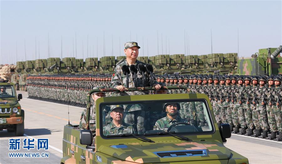 7月30日上午，慶祝中國人民解放軍建軍90周年閱兵在朱日和聯(lián)合訓(xùn)練基地隆重舉行。中共中央總書記、國家主席、中央軍委主席習(xí)近平檢閱部隊并發(fā)表重要講話。這是習(xí)近平乘車檢閱部隊。新華社記者 李剛 攝