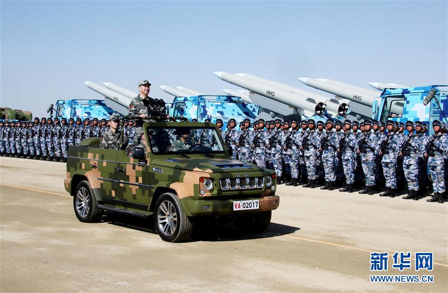 7月30日上午，慶祝中國人民解放軍建軍90周年閱兵在朱日和聯(lián)合訓(xùn)練基地隆重舉行。中共中央總書記、國家主席、中央軍委主席習(xí)近平檢閱部隊并發(fā)表重要講話。這是習(xí)近平乘車檢閱部隊。新華社記者 李濤 攝