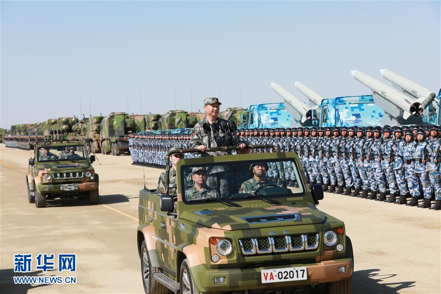 7月30日上午，慶祝中國人民解放軍建軍90周年閱兵在朱日和聯(lián)合訓(xùn)練基地隆重舉行。中共中央總書記、國家主席、中央軍委主席習(xí)近平檢閱部隊并發(fā)表重要講話。這是習(xí)近平乘車檢閱部隊。新華社記者 李剛 攝