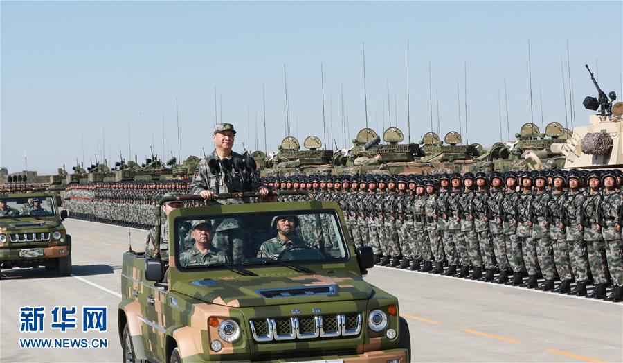 7月30日上午，慶祝中國人民解放軍建軍90周年閱兵在朱日和聯(lián)合訓(xùn)練基地隆重舉行。中共中央總書記、國家主席、中央軍委主席習(xí)近平檢閱部隊并發(fā)表重要講話。這是習(xí)近平乘車檢閱部隊。新華社記者 李剛 攝