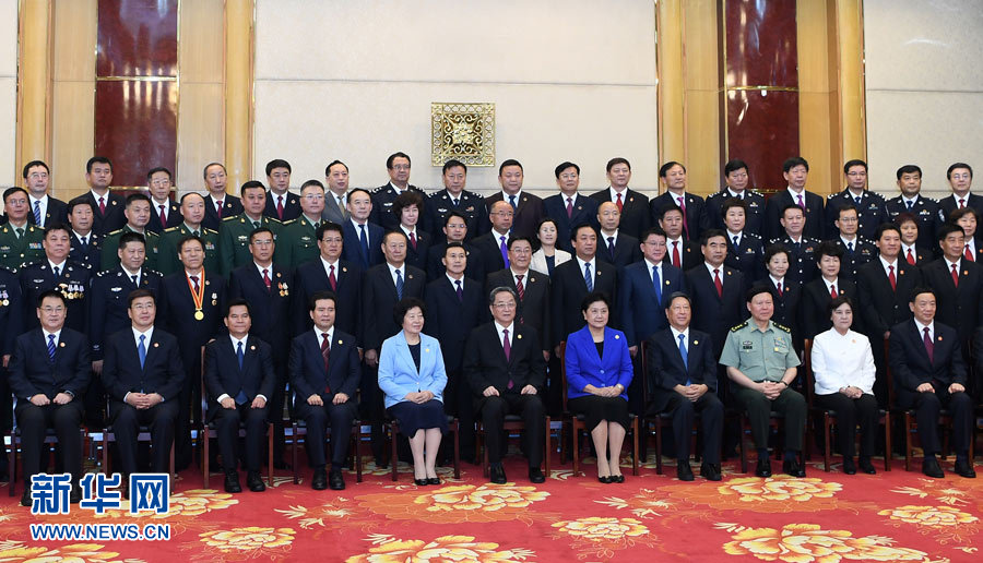 8月7日，中共中央政治局常委、全國政協(xié)主席、中央代表團團長俞正聲率代表團部分成員分別赴內(nèi)蒙古軍區(qū)、武警內(nèi)蒙古總隊、武警內(nèi)蒙古森林總隊慰問，并會見自治區(qū)政法干警代表。這是俞正聲會見自治區(qū)政法干警代表并合影。新華社記者 張領(lǐng) 攝