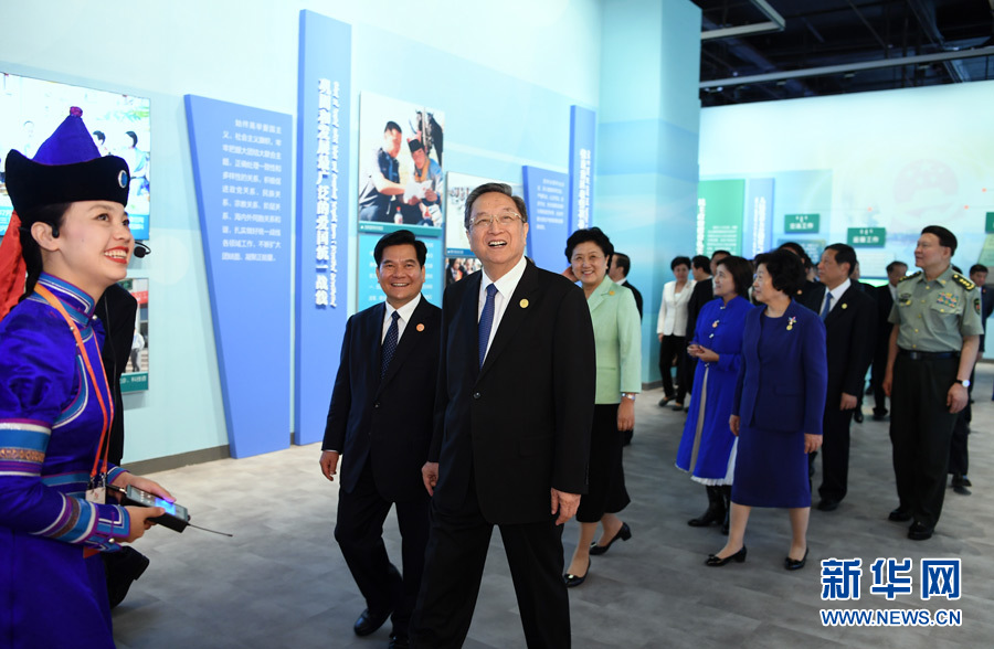 8月7日，中共中央政治局常委、全國政協(xié)主席、中央代表團(tuán)團(tuán)長俞正聲率代表團(tuán)全體成員來到內(nèi)蒙古展覽館，參觀《守望相助團(tuán)結(jié)奮斗&mdash;&mdash;慶祝內(nèi)蒙古自治區(qū)成立70周年展覽》。 新華社記者 張領(lǐng) 攝