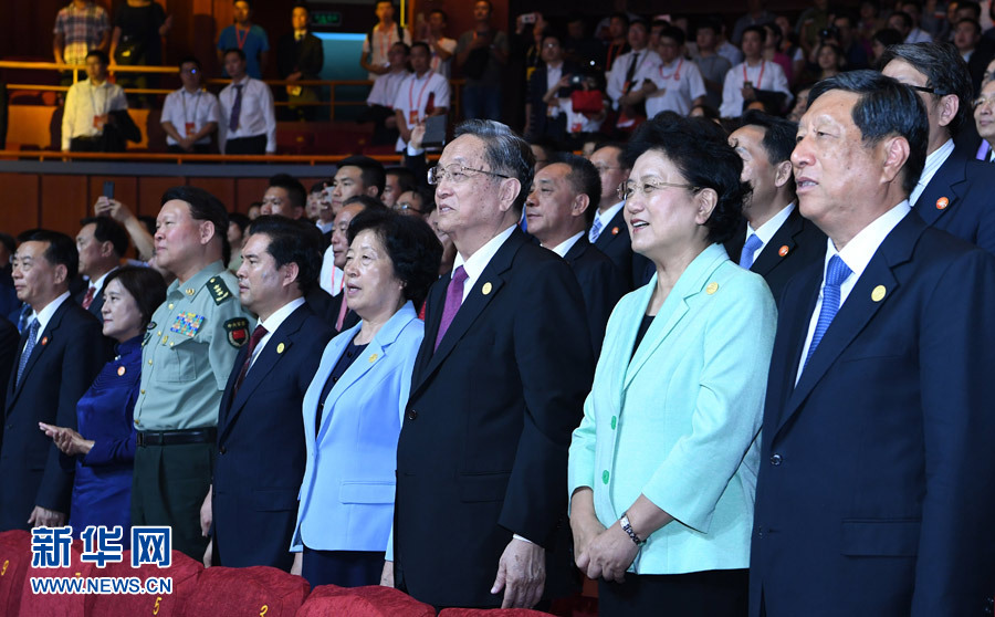 8月7日，慶祝內(nèi)蒙古自治區(qū)成立70周年文藝晚會《贊歌》在內(nèi)蒙古烏蘭恰特大劇院舉行。中共中央政治局常委、全國政協(xié)主席、中央代表團(tuán)團(tuán)長俞正聲和各族各界干部群眾等共約1300人觀看演出。新華社記者 張領(lǐng) 攝