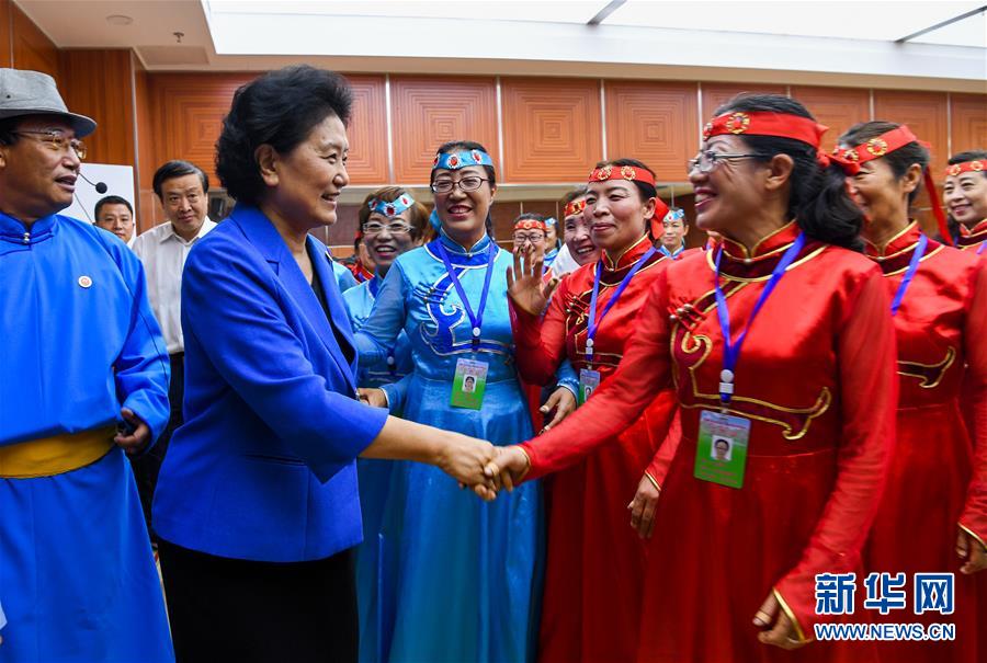 8月9日，中共中央政治局委員、國務(wù)院副總理、中央代表團副團長劉延?xùn)|率中央代表團二分團到赤峰看望慰問各族干部群眾。這是劉延?xùn)|在赤峰市群眾藝術(shù)館和群眾親切交談。新華社記者 連振 攝