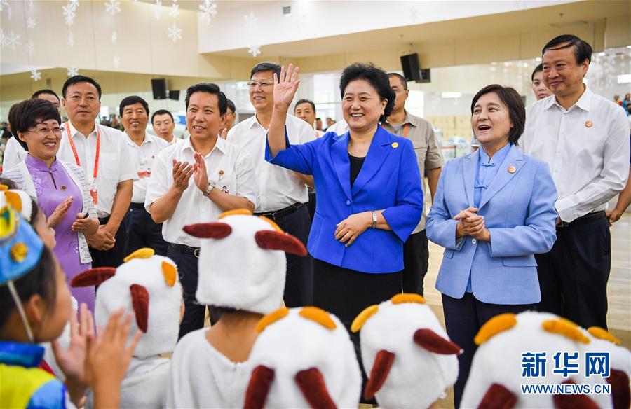 8月9日，中共中央政治局委員、國務(wù)院副總理、中央代表團副團長劉延?xùn)|率中央代表團二分團到赤峰看望慰問各族干部群眾。這是劉延?xùn)|在赤峰市青少年宮與青少年熱烈互動。新華社記者 連振 攝
