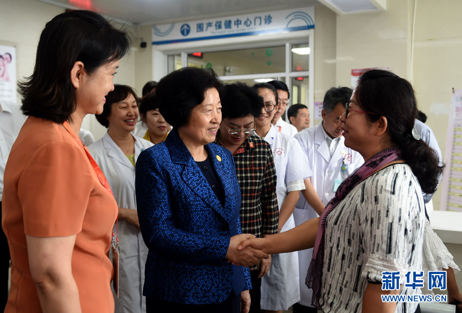 8月9日，中共中央政治局委員、中央統(tǒng)戰(zhàn)部部長、中央代表團(tuán)副團(tuán)長孫春蘭率中央代表團(tuán)三分團(tuán)，先后赴內(nèi)蒙古自治區(qū)烏海市、阿拉善盟看望各族干部群眾。這是孫春蘭在烏海市婦兒醫(yī)療預(yù)防保健中心同患者親切交談。新華社記者 任軍川 攝