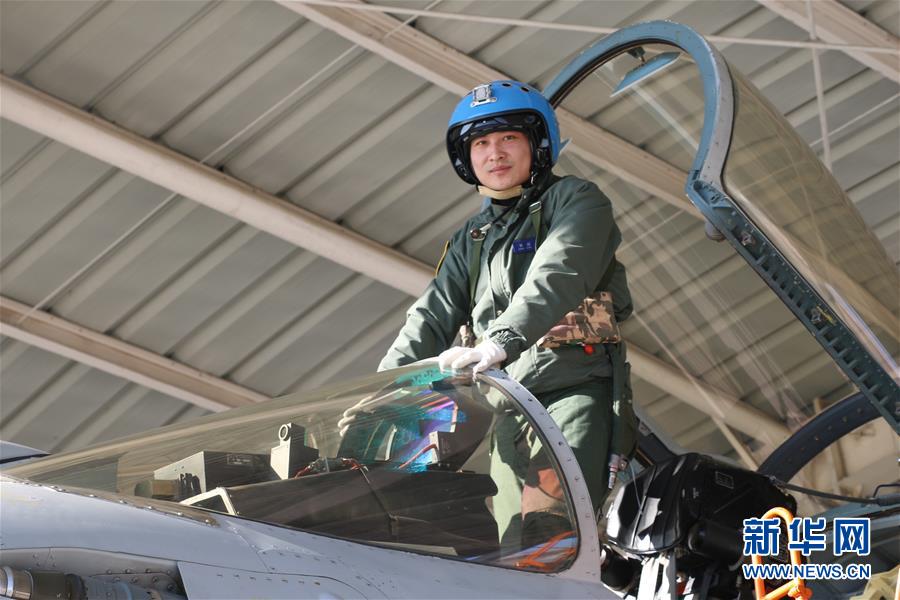 （建軍90周年·英雄·圖文互動）（1）聽，渤海灣有風(fēng)吹過來——追記海軍某艦載航空兵部隊一級飛行員張超