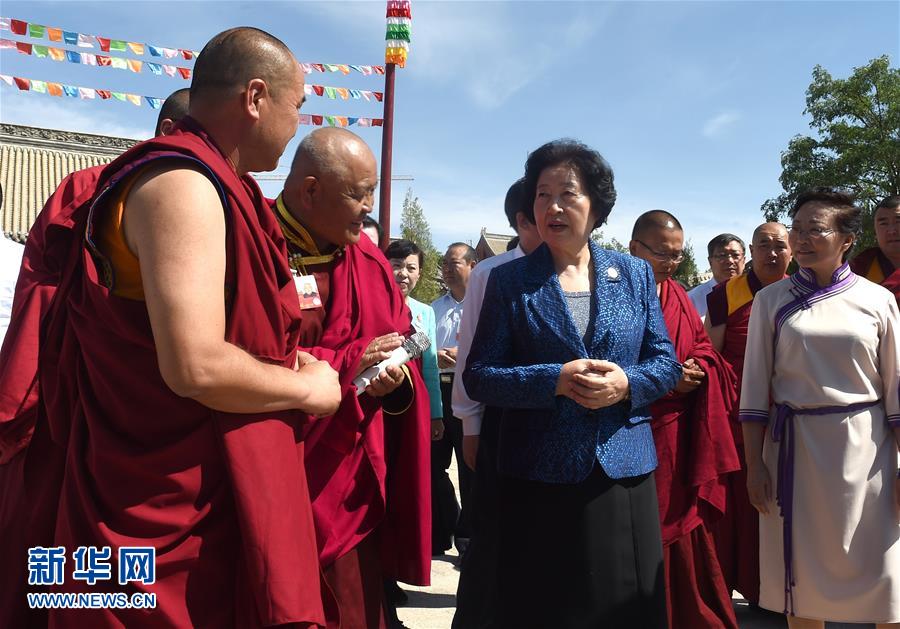8月10日，中共中央政治局委員、中央統(tǒng)戰(zhàn)部部長、中央代表團(tuán)副團(tuán)長孫春蘭率中央代表團(tuán)三分團(tuán)繼續(xù)在內(nèi)蒙古自治區(qū)阿拉善盟看望慰問，把以習(xí)近平同志為核心的黨中央的親切關(guān)懷和全國各族人民的美好祝福帶給阿拉善各族各界干部群眾。這是孫春蘭在佛教寺廟延福寺考察。新華社記者 任軍川 攝