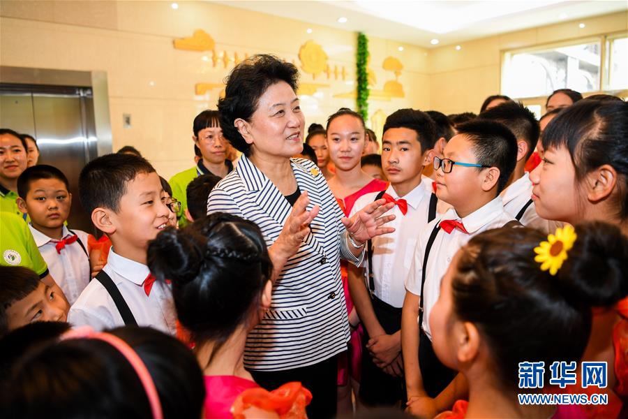 8月10日，中共中央政治局委員、國務院副總理、中央代表團副團長劉延東率中央代表團二分團來到呼倫貝爾，把以習近平同志為核心的黨中央的親切關懷和全國人民的美好祝福帶給當?shù)馗髯甯刹咳罕?。這是劉延東在呼倫貝爾市兒童福利院與孩子們在一起。新華社記者 連振 攝