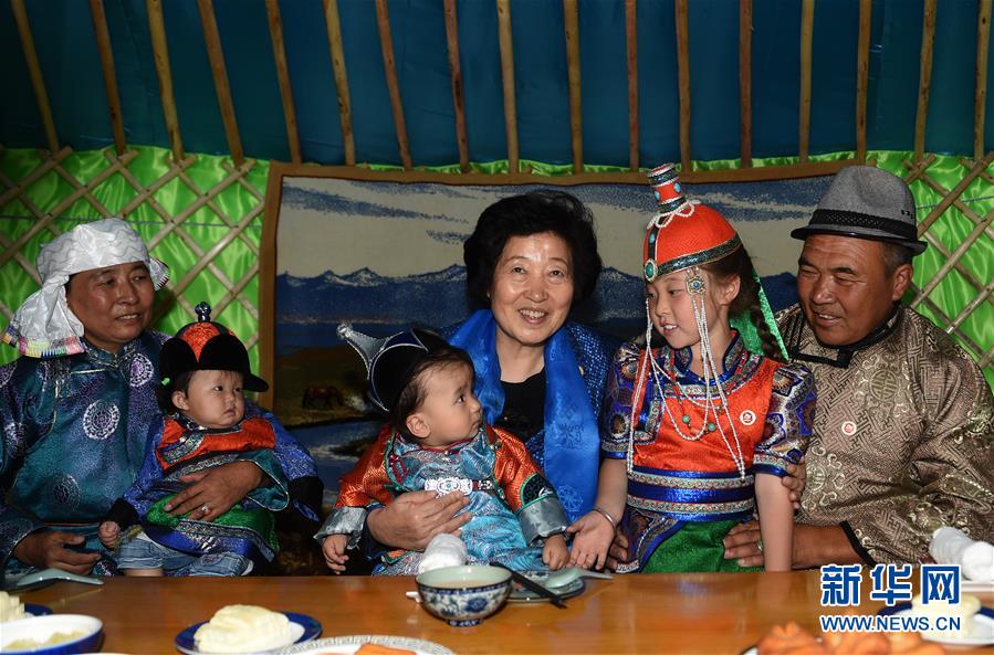 8月11日，帶著以習近平同志為核心的黨中央的親切關懷和全國各族人民的美好祝福，中共中央政治局委員、中央統(tǒng)戰(zhàn)部部長、中央代表團副團長孫春蘭率中央代表團三分團在錫林郭勒盟看望各族干部群眾，共同慶祝內蒙古自治區(qū)成立70周年。這是孫春蘭在錫林浩特市寶力根蘇木牧民巴&middot;巴特爾（右一）家中看望。新華社記者 任軍川 攝