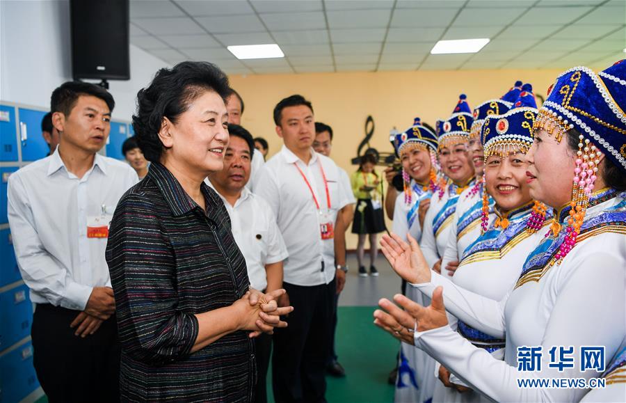 8月11日，中共中央政治局委員、國務(wù)院副總理、中央代表團(tuán)副團(tuán)長劉延?xùn)|率中央代表團(tuán)二分團(tuán)，看望慰問烏蘭察布各族干部群眾，轉(zhuǎn)達(dá)以習(xí)近平同志為核心的黨中央的親切關(guān)懷和全國人民的美好祝愿。這是劉延?xùn)|在考察察哈爾社區(qū)時(shí)與居民們親切交談。新華社記者 連振 攝