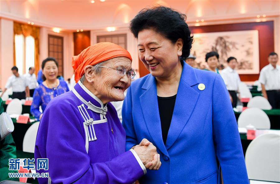 8月11日，中共中央政治局委員、國務(wù)院副總理、中央代表團(tuán)副團(tuán)長劉延?xùn)|率中央代表團(tuán)二分團(tuán)，看望慰問烏蘭察布各族干部群眾，轉(zhuǎn)達(dá)以習(xí)近平同志為核心的黨中央的親切關(guān)懷和全國人民的美好祝愿。這是劉延?xùn)|在出席烏蘭察布市慶祝內(nèi)蒙古自治區(qū)成立70周年座談會(huì)后，與“草原母親”都貴瑪親切交談。新華社記者 連振 攝