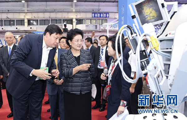 8月23日，2017世界機器人大會開幕式在北京舉行，中共中央政治局委員、國務院副總理劉延東出席并講話。這是開幕式后，劉延東參觀機器人應用展覽。新華社記者 張領 攝