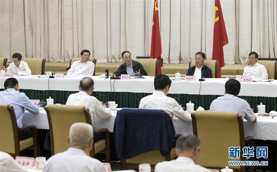 9月3日至5日，中共中央政治局常委、中央紀(jì)委書記、中央巡視工作領(lǐng)導(dǎo)小組組長(zhǎng)王岐山在湖南省調(diào)研并主持召開巡察工作座談會(huì)。這是9月4日，王岐山在長(zhǎng)沙主持召開巡察工作座談會(huì)。新華社記者 王曄 攝
