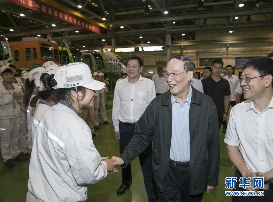 9月3日至5日，中共中央政治局常委、中央紀(jì)委書記、中央巡視工作領(lǐng)導(dǎo)小組組長(zhǎng)王岐山在湖南省調(diào)研并主持召開巡察工作座談會(huì)。這是9月4日，王岐山到中國(guó)中車株洲電力機(jī)車有限公司考察。新華社記者 王曄 攝
