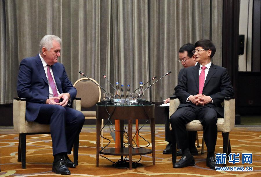 9月11日，在塞爾維亞首都貝爾格萊德，習(xí)近平主席特使、中共中央政治局委員、中央政法委書(shū)記孟建柱（右）會(huì)見(jiàn)塞爾維亞前總統(tǒng)尼科利奇（左）。新華社記者王慧娟攝