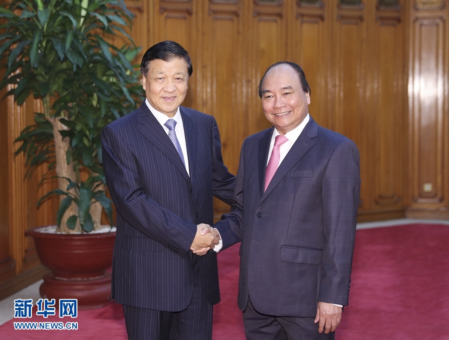 應越南共產(chǎn)黨邀請，中共中央政治局常委、中央書記處書記劉云山9月18日至19日對越南進行正式訪問。這是9月19日，劉云山在河內(nèi)會見越南總理阮春福。 新華社記者 丁林 攝