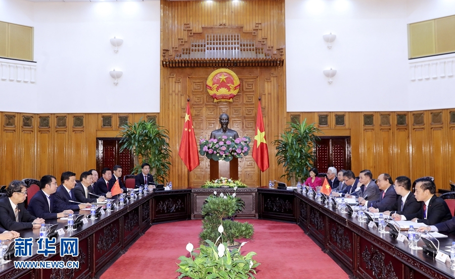應越南共產(chǎn)黨邀請，中共中央政治局常委、中央書記處書記劉云山9月18日至19日對越南進行正式訪問。這是9月19日，劉云山在河內(nèi)會見越南總理阮春福。 新華社記者 丁林 攝