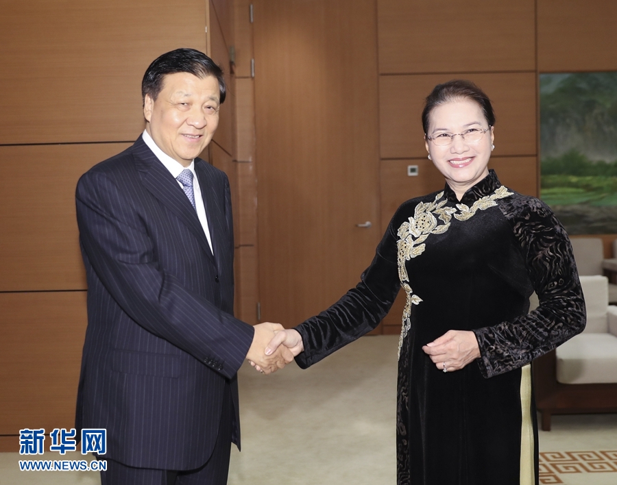 應越南共產(chǎn)黨邀請，中共中央政治局常委、中央書記處書記劉云山9月18日至19日對越南進行正式訪問。這是9月19日，劉云山在河內(nèi)會見越南國會主席阮氏金銀。 新華社記者 丁林 攝