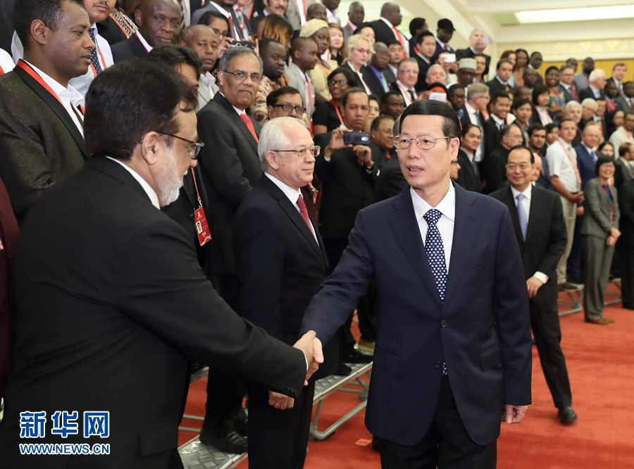 9月21日，中共中央政治局常委、國務(wù)院副總理張高麗在北京人民大會堂會見來華參加2017“一帶一路”媒體合作論壇的外方代表并回答大家關(guān)心的問題。新華社記者王曄攝 
