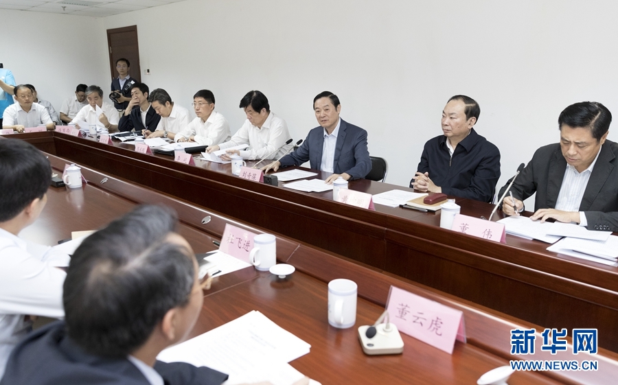 9月22日，中共中央政治局委員、中央書(shū)記處書(shū)記、中宣部部長(zhǎng)劉奇葆在北京調(diào)研京劇像音像工程情況。這是劉奇葆與有關(guān)方面負(fù)責(zé)同志座談交流。新華社記者 丁海濤 攝