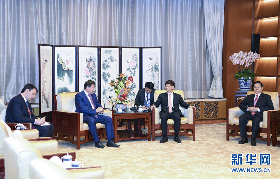 9月26日，中共中央政治局委員、中央政法委書記孟建柱在北京會見來華出席國際刑警組織第86屆全體大會的塔吉克斯坦內(nèi)務部長拉希姆佐達。國務委員、公安部部長郭聲琨參加有關會見。新華社記者 張領 攝