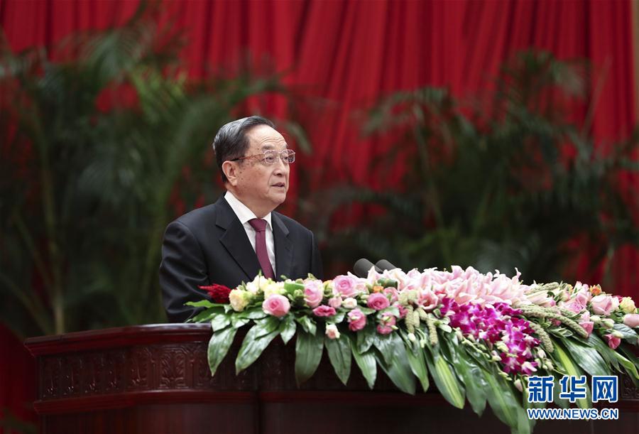 9月28日，全國政協(xié)辦公廳、中共中央統(tǒng)戰(zhàn)部、國務(wù)院僑辦、國務(wù)院港澳辦、國務(wù)院臺(tái)辦在北京人民大會(huì)堂聯(lián)合舉行國慶招待會(huì)。中共中央政治局常委、全國政協(xié)主席俞正聲與2800多名港澳臺(tái)僑各界代表歡聚一堂，慶祝中華人民共和國成立68周年。這是俞正聲在招待會(huì)上致辭。新華社記者 龐興雷 攝
