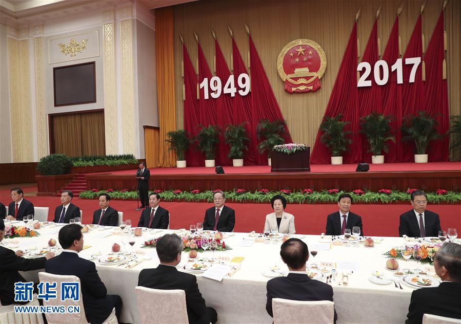 9月28日，全國政協(xié)辦公廳、中共中央統(tǒng)戰(zhàn)部、國務(wù)院僑辦、國務(wù)院港澳辦、國務(wù)院臺(tái)辦在北京人民大會(huì)堂聯(lián)合舉行國慶招待會(huì)。中共中央政治局常委、全國政協(xié)主席俞正聲與2800多名港澳臺(tái)僑各界代表歡聚一堂，慶祝中華人民共和國成立68周年。這是俞正聲在招待會(huì)上致辭。新華社記者 龐興雷 攝