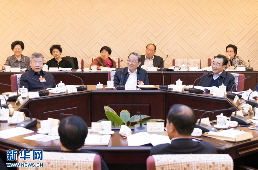 10月30日，政協(xié)第十二屆全國(guó)委員會(huì)常務(wù)委員會(huì)第二十三次會(huì)議舉行分組討論，與會(huì)人員圍繞深入學(xué)習(xí)貫徹中共十九大精神認(rèn)真討論，積極建言獻(xiàn)策。全國(guó)政協(xié)主席俞正聲參加討論。新華社記者 丁海濤 攝