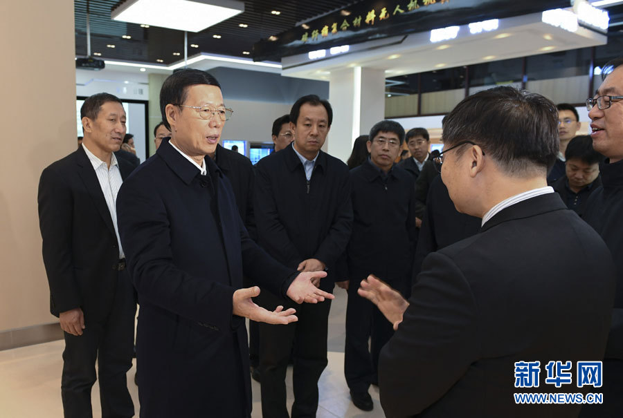 11月14日至15日，國(guó)務(wù)院副總理張高麗在黑龍江調(diào)研。這是11月14日，張高麗到黑龍江工業(yè)技術(shù)研究院成果展示中心，了解產(chǎn)學(xué)研結(jié)合推動(dòng)創(chuàng)新發(fā)展情況。 新華社記者 高潔 攝