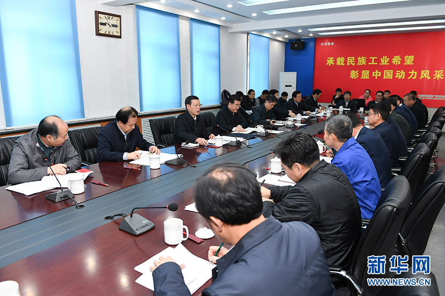 11月14日至15日，國(guó)務(wù)院副總理張高麗在黑龍江調(diào)研。這是11月15日，張高麗主持召開(kāi)部分企業(yè)負(fù)責(zé)人座談會(huì)，認(rèn)真學(xué)習(xí)黨的十九大精神，聽(tīng)取對(duì)經(jīng)濟(jì)工作的意見(jiàn)建議。 新華社記者 高潔 攝