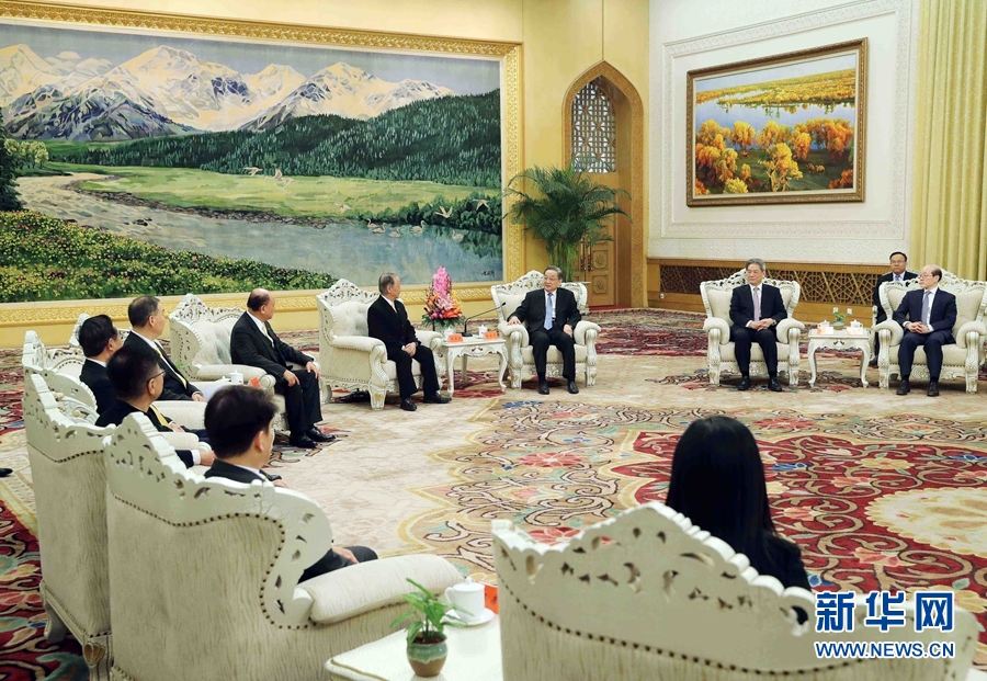 12月11日，全國(guó)政協(xié)主席俞正聲在北京人民大會(huì)堂會(huì)見新黨主席郁慕明率領(lǐng)的新黨大陸訪問團(tuán)。 新華社記者 劉衛(wèi)兵 攝