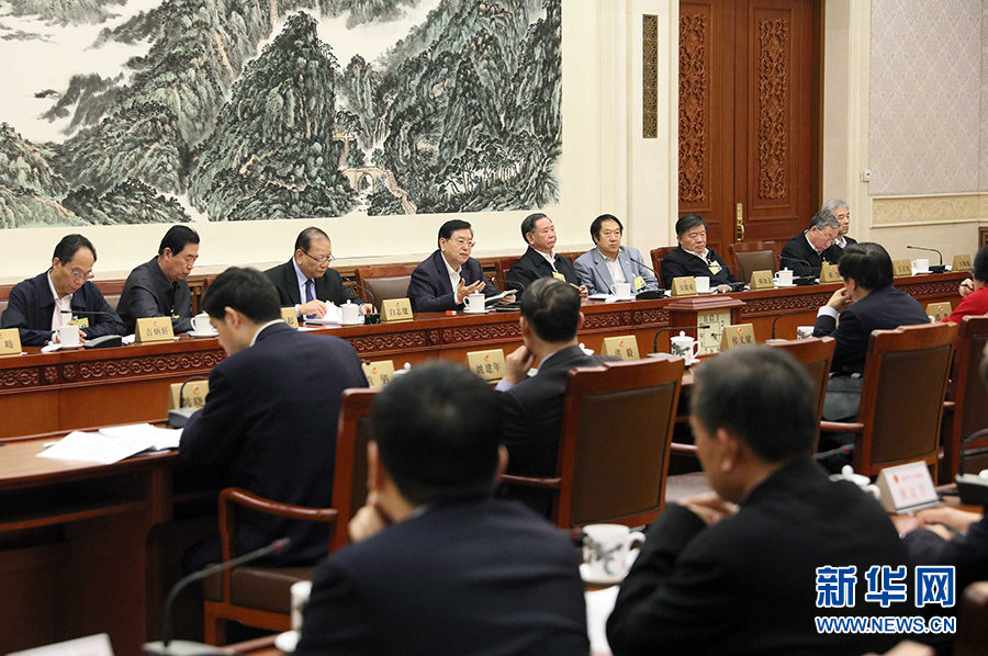 12月23日，十二屆全國人大常委會第三十一次會議舉行分組會議，審議監(jiān)察法草案二次審議稿等。張德江委員長參加審議。 新華社記者劉衛(wèi)兵攝