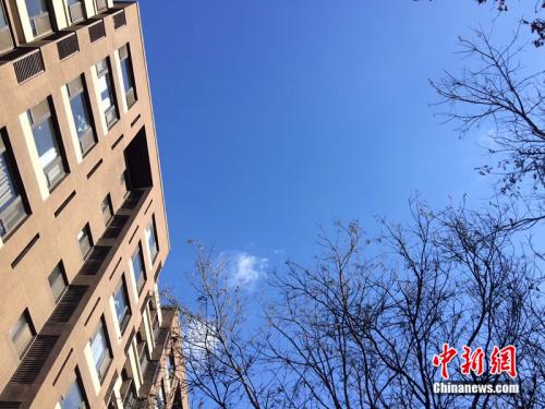 2017年12月7日，北京空氣質量較好，圖為北京豐臺區(qū)某小區(qū)拍到的藍天。<a target='_blank'  >中新網</a> 邱宇 攝
