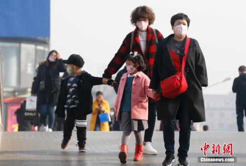 2016年12月19日，北京被霧霾籠罩，民眾戴防霧霾口罩出行。 <a target='_blank' >中新社</a>記者 杜洋 攝